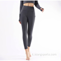 Allenamento per il fitness che esegue i leggings di pantaloni da yoga